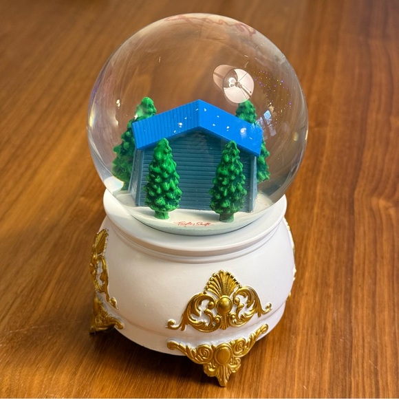 Taylor Swift Lover Snowglobe w/ box - Picture 9 of 11
